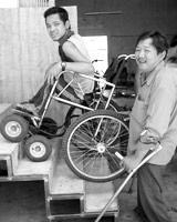 Anh Minh cũng là người đã chế tạo hộp số lùi, gắn vào xe máy dành cho người khuyết tật (Nguồn dẫn : baùo Thanh Nieân / aûnh baøi : Ñình Phuù Taây Nguyeân) So sánh Loại xe của Việt Nam có công năng ít