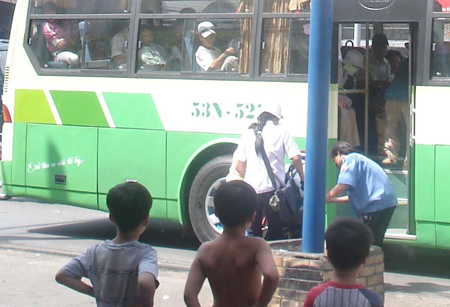 ) dự định đón chuyến xe số 13, đi qua lộ trình Chợ Bến Thành-Ngã Tư Bảy Hiền, quận Tân Bình (ảnh 1, 2) Leo lề (ảnh 1) Chờ xe (ảnh 2) - Trạm chờ xe buýt trên