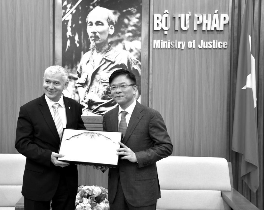 Bộ Tư pháp Đặng Hoàng Oanh làm Trưởng đoàn đã làm việc với UBND TP Hà Nội để kiểm tra tình hình và kết quả thực hiện công tác xử lý phương tiện giao thông đường bộ vi phạm hành chính (VPHC) trên địa