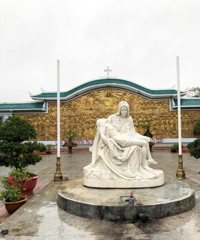 Lễ đài rất lớn ngoài trời với tượng Ðức Mẹ ẵm xác Chúa Giêsu Theo Linh Mục Nguyên Thanh,nguyên sĩ quan Tuyên úy của Sư Ðoàn Thủy Quân Lục Chiến VNCH, cũng là bạn tù cải tạo từ nhiều năm của