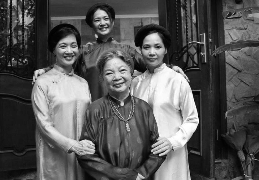 16 XÃ HộI baoplvn2014@gmail.com Thương lắm, áo dài ơi Từ hàng trăm năm trước, áo dài không chỉ là tấm lụa mỏng manh, mà đó còn là hình ảnh người phụ nữ Việt duyên dáng và tự tôn theo thời gian.