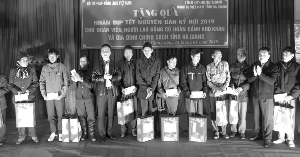 Bộ trưởng Lê Thành Long dâng hương tại Nghĩa trang quốc gia Vị Xuyên Ngày 24/1, Ủy viên Ban chấp hành Trung ương Đảng, Bộ trưởng Bộ Tư pháp Lê Thành Long dẫn đầu Đoàn công tác của Bộ Tư pháp đã dâng