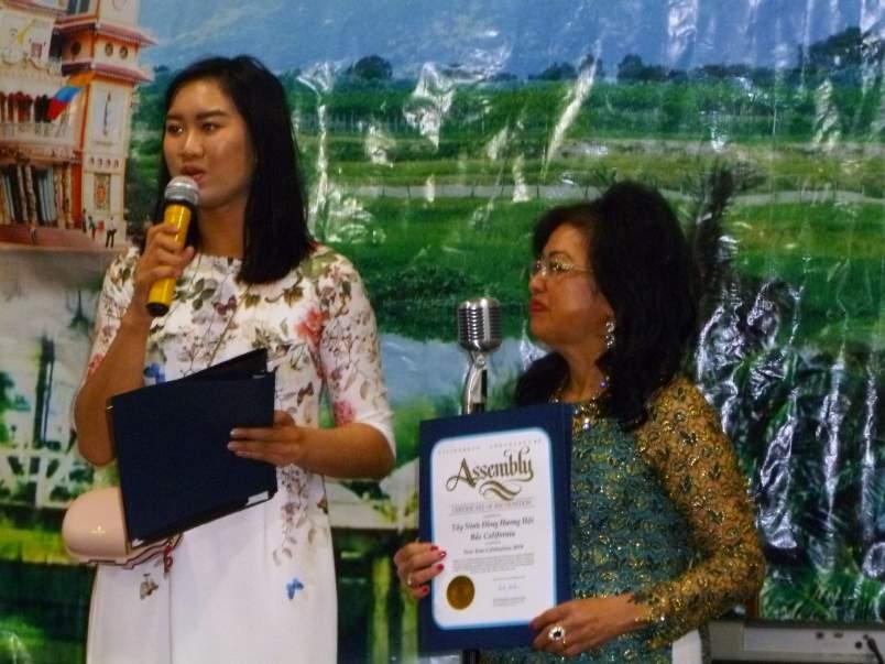 Tiếp theo Cô Angela Nguyễn, VP Dân Biểu Liên Bang Zoe Lofgren đơn vị 19, đọc lời Tuyên Dương của Bà Dân Biểu đối với Hội và trao cho