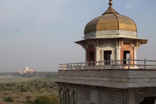 Agra nằm cách Delhi khoảng 220 km, là kinh đô của đế chế Mughal từ năm 1526 đến năm 1648.