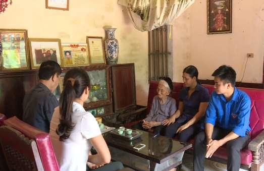 Ảnh 10: Lãnh đạo địa phương thăm Bà mẹ Việt Nam Anh
