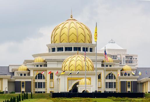 Sáng: Quý khách dùng điểm tâm sáng xong, đoàn khởi hành tham quan Kuala Lumpur với những địa điểm tham quan hấp dẫn và vô cùng nổi tiếng: Thánh đường Hồi giáo quốc gia tại thành phố mới