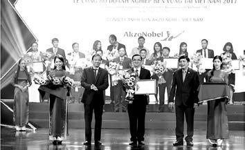 MÔI TRƯỜNG & DOANH NGHIỆP VVÔng Tạ Đình Doan - Giám đốc chuỗi cung ứng Công ty Sơn AkzoNobel Việt Nam (giữa) nhận Chứng nhận top 100 doanh nghiệp phát triển bền vững nhất Việt Nam năm 2017 do VCCI tổ