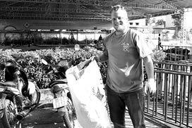 MÔI TRƯỜNG & PHÁT TRIỂN Hành trình 3 năm nhặt rác của ông Tây ng Tây móc cống hay ông Tây Ônhặt rác là những cái tên trìu mến mà cộng đồng mạng Việt Nam đặt cho James Joseph Kendall.